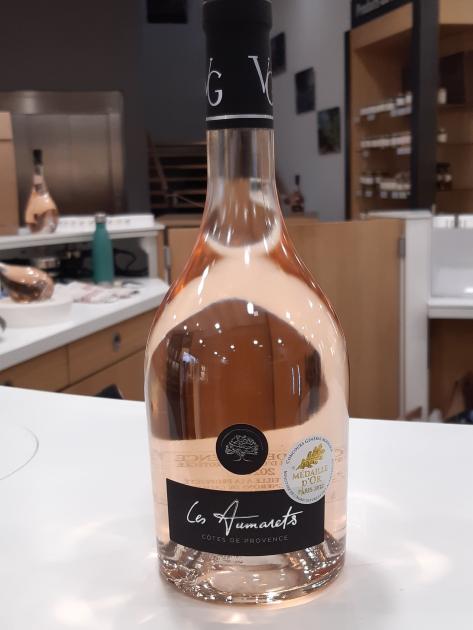 Une bouteille de la Cuvée Aumarets Rosé, Vin AOP Côtes de Provence médaillé d'or au Concours Général Agricole de Paris